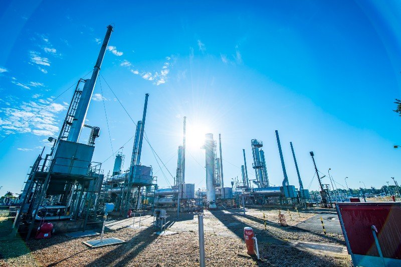 Site industriel avec installations de surface et unités de forage pour projet de décarbonation