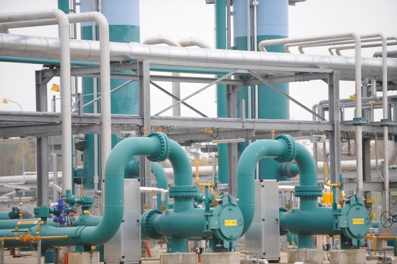 Installation industrielle de stockage de gaz avec canalisations et équipements de surface
