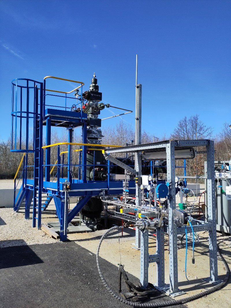 Installation industrielle d’hydrogène avec équipements techniques de surface