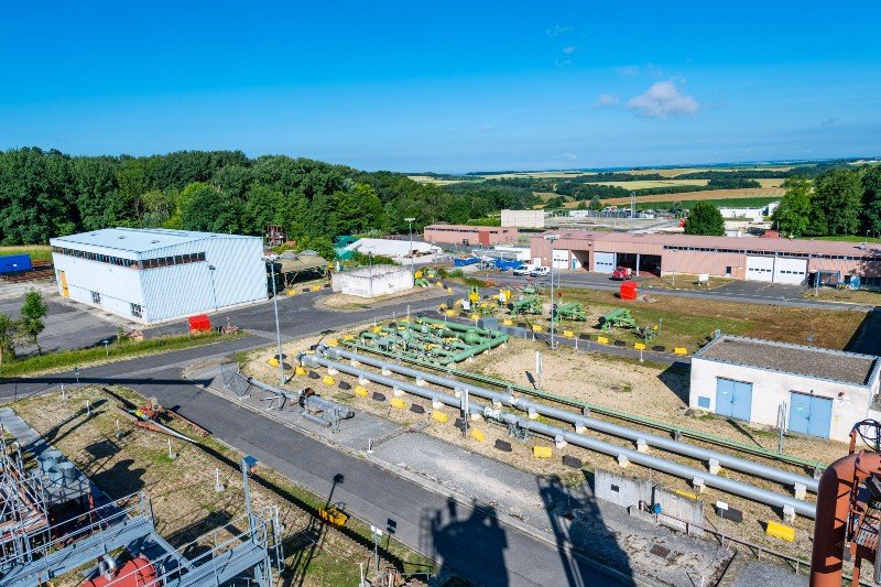 Vue aérienne d’un site industriel de stockage souterrain de gaz avec installations de surface